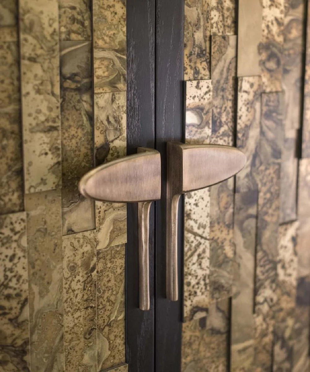 Designer bar cabinet dark brown / gold / brass 100 x 46 x H. 166 cm - solid wood cabinet with 2 doors - living room furniture - hotel furniture - luxury collection