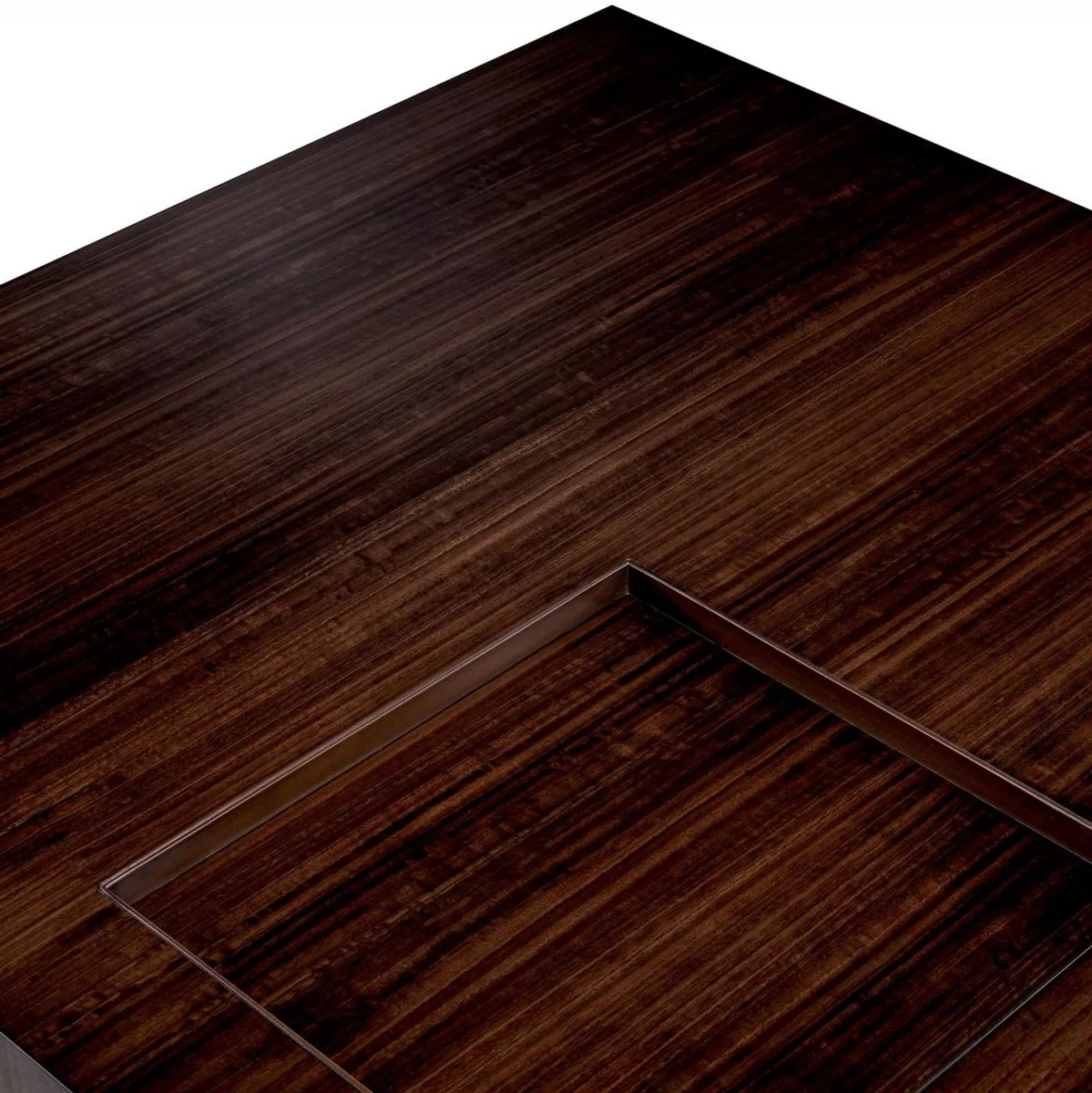 is a Europe-wide renowned producer and distributor of baroque furniture and luxury decorative items