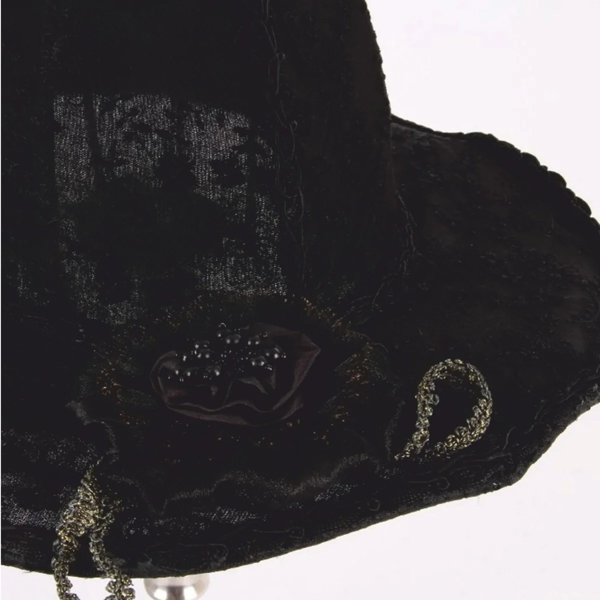 Baroque lampshade in women